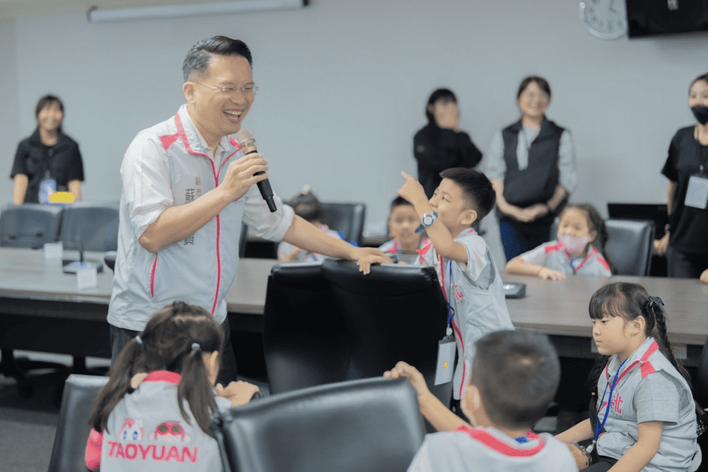 未來市政看你們     蘇俊賓頒發桃園小小市長聘書     肯定學員積極態度與表現