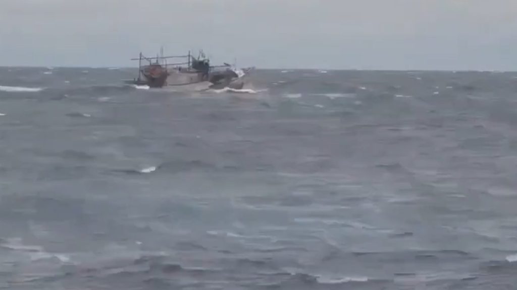 影音/颱風天蘇澳外海作業漁船失去動力 海巡艦艇頂著風浪戒護返港