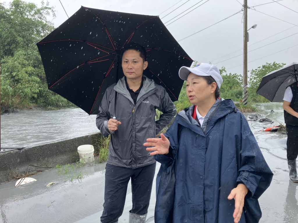 花縣府現勘鳳林鎮長橋排水  確保水流暢通避免災情擴大