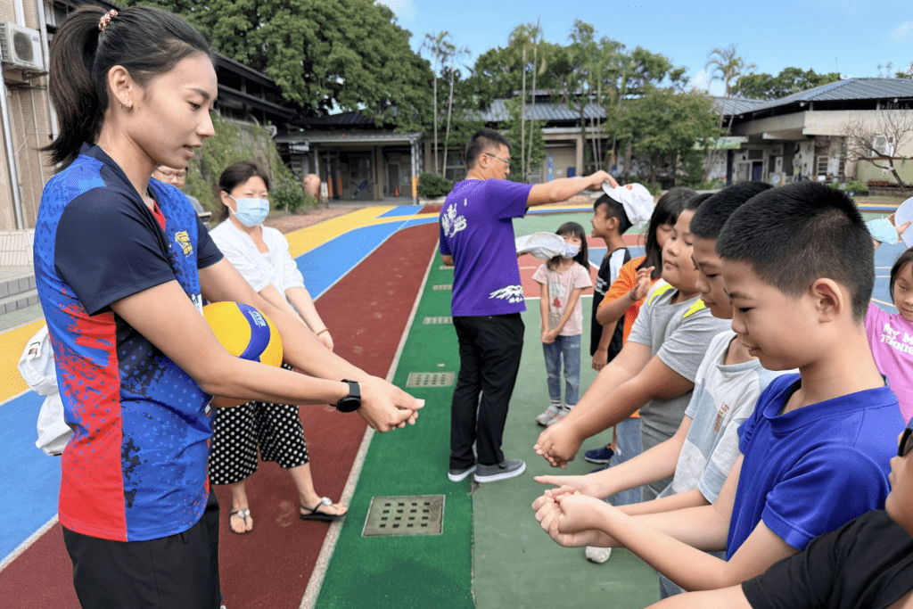 女排國手張瓈文送愛     萬金石馬拉松合作夥伴捐贈專業運動鞋     助北海岸學子無後顧之憂