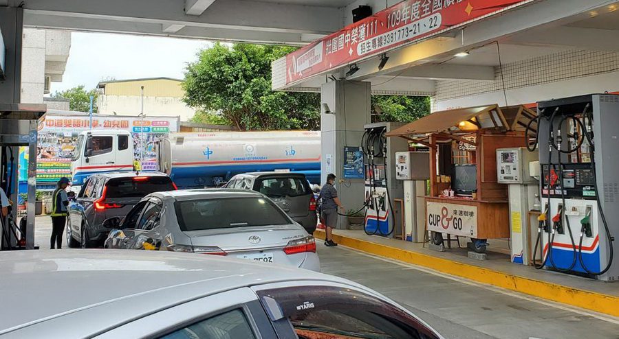 國內一週新油價雙調降 10/13零時起汽、柴油各降0.2元