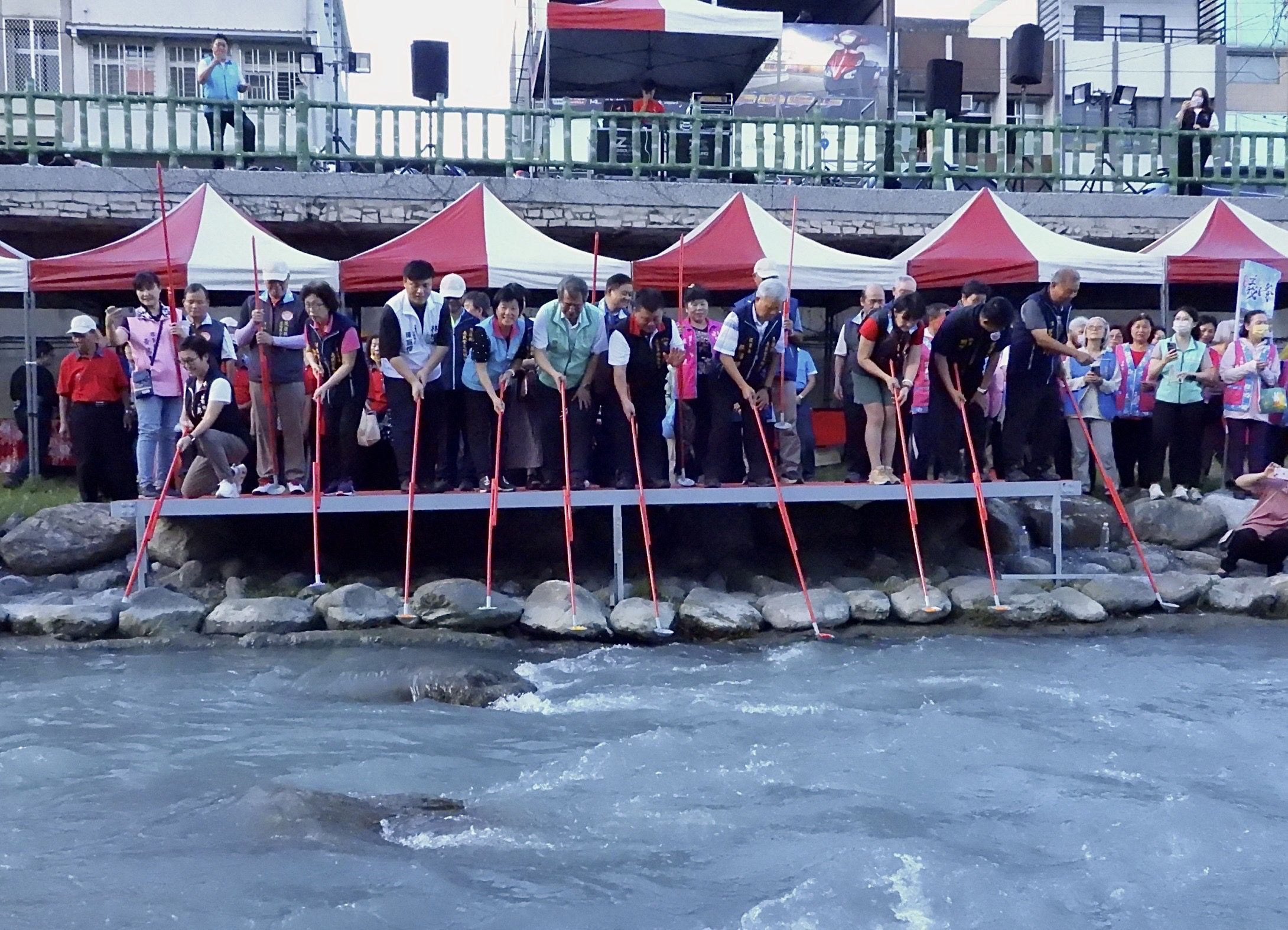 七腳川溪放水燈吸睛  祈求義民祭順利圓滿