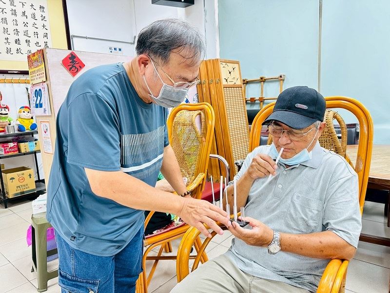 屏東縣檢驗中心走入社區   邀民眾體驗聞臭及水質檢測