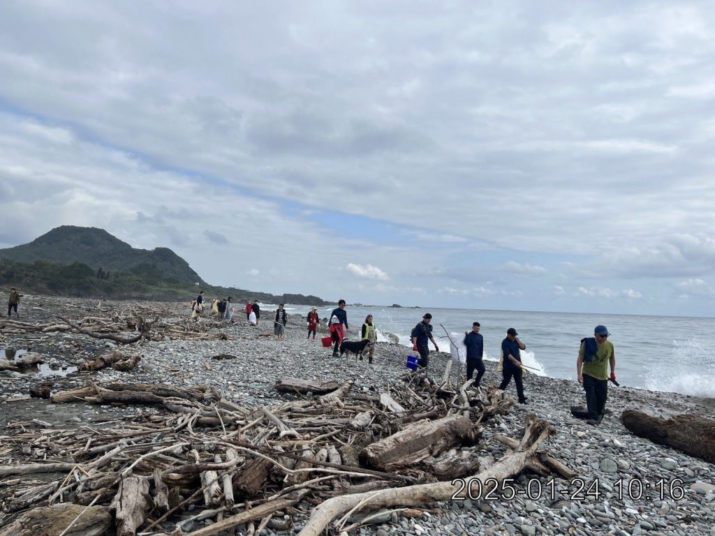 向海致敬共創潔淨海灘  花蓮林業分署攜手秀姑巒溪Cepo’水守隊淨灘