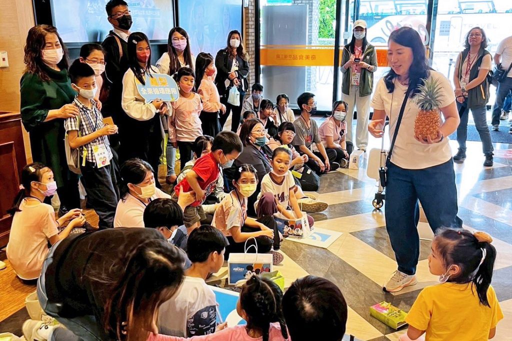 工研院已在南台灣辦理60場公益活動　再伴弱勢孩童體驗鳳梨全果利用
