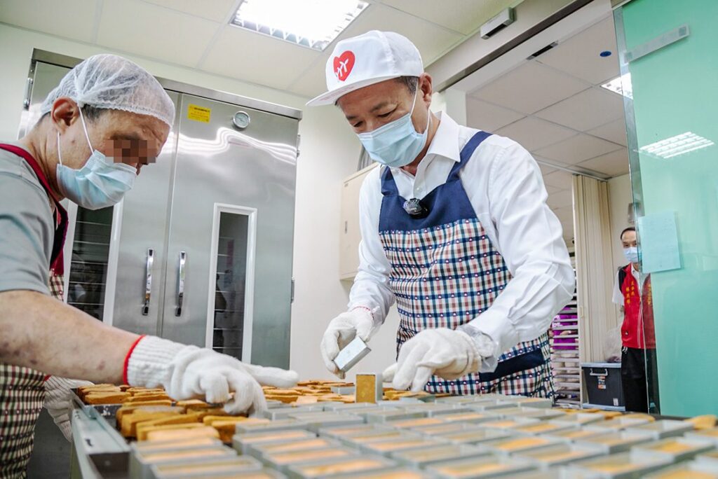 翁章梁體驗烘培土鳳梨酥　以行動支持嘉義縣身障秋節禮盒