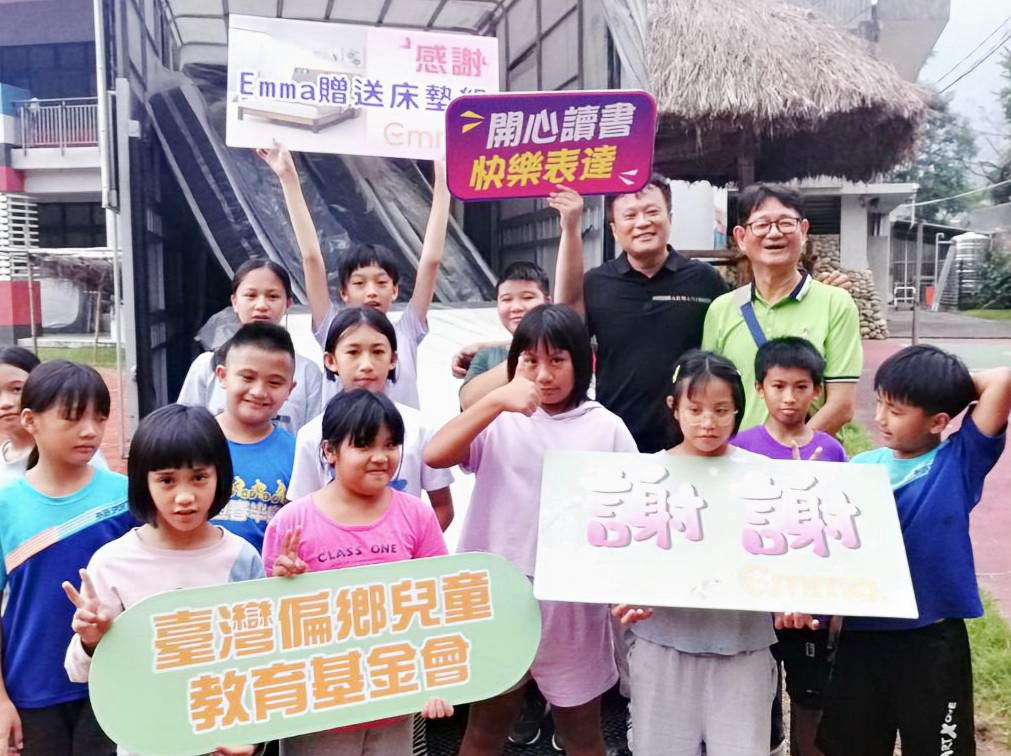 送愛到阿里山  Emma公司把床墊送上山