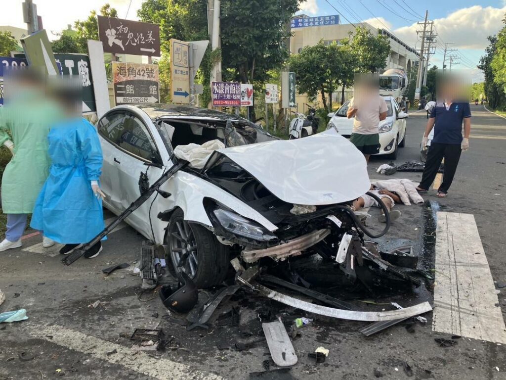 恆春驚悚車禍！自小客追撞水泥預拌車又波及機車　1死7傷慘烈現場曝光