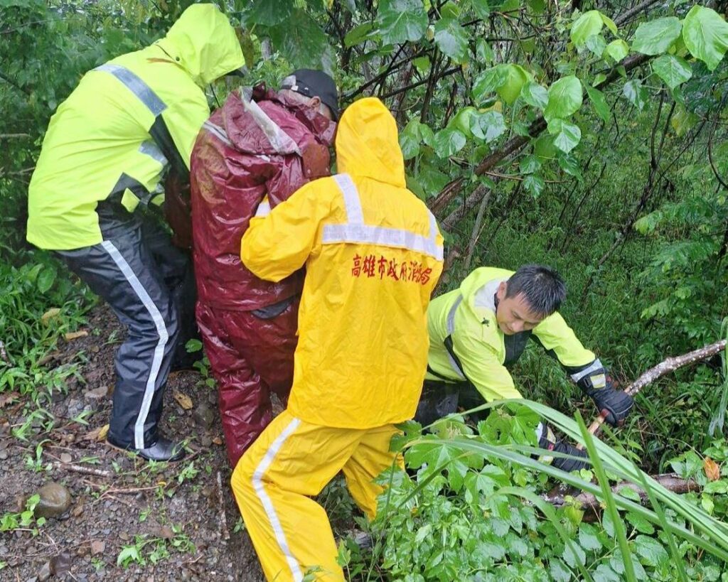 山區豪雨受困　六龜消防分隊協助洗腎病人送醫