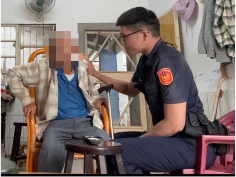 九旬翁正午外出尋妻 內埔警耐心護送返家
