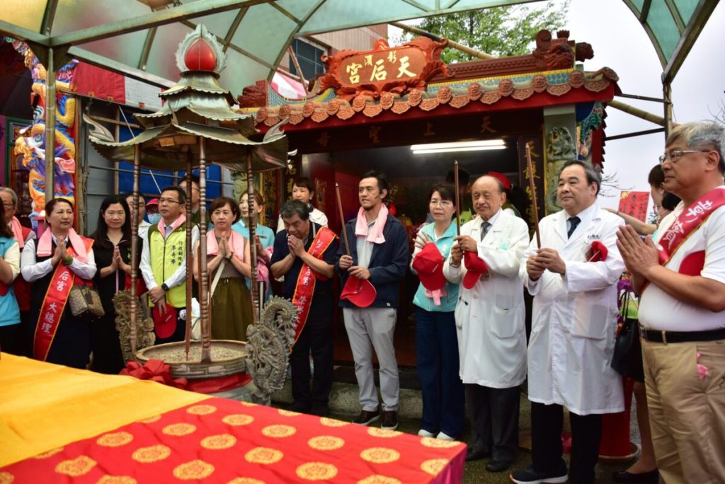 彰濱秀傳媽祖回鑾謁祖進香  白袍醫師抬轎吸睛