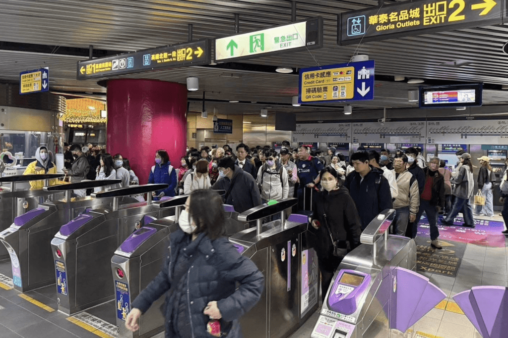 台灣燈會人潮炸裂     140萬人湧入 桃園捷運、高鐵全力應變