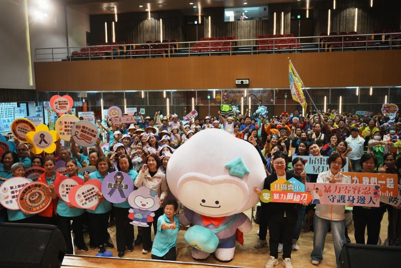 社區防暴吉祥物　「抱抱雲初登場縣府表揚防暴大使、防暴社區