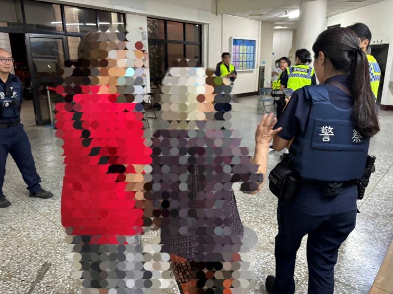 失智瘖啞老嫗迷途　東港暖警助團圓