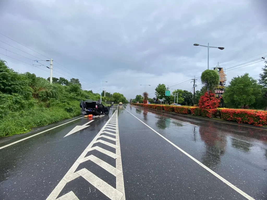 自小客車自撞翻覆無人傷 吉安警提醒天雨路滑慎駕