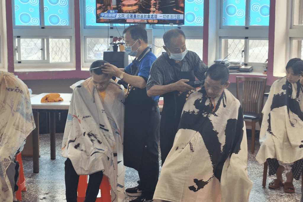 從一次義剪到11年堅持     新北髮藝工會用剪刀傳遞愛     溫暖八里療養院院民