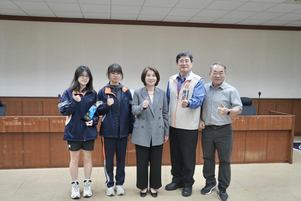 FIRA機器人賽事大滿貫、高中地奧再添佳績　周春米縣長接見屏東學子