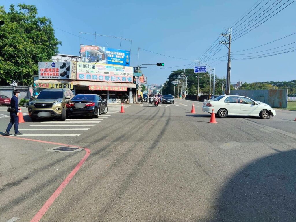 岡山三車碰撞事故　警方到場排除並依法舉發違規