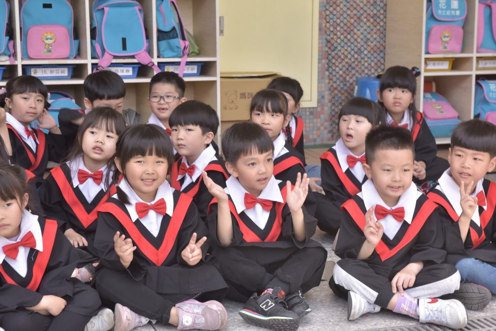 花蓮市幼大班學童披學士服留影  為人生第一階段按下學畢快樂鍵