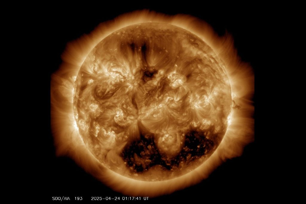 太陽破大洞  磁暴、夢幻極光跟著來