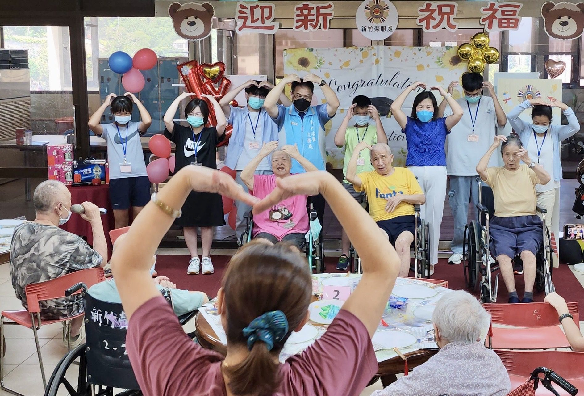 新竹榮民服務處青年學子陪伴榮民長輩  手作感謝扇致贈認養人象徵善的循環