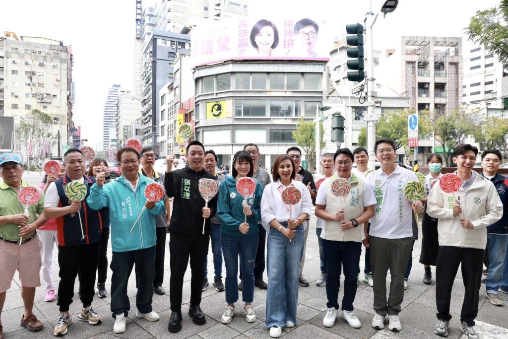 情誼三十載　邱議瑩攜手陳其邁子弟兵　「最像陳其邁的參選人」換新看板宣告接棒