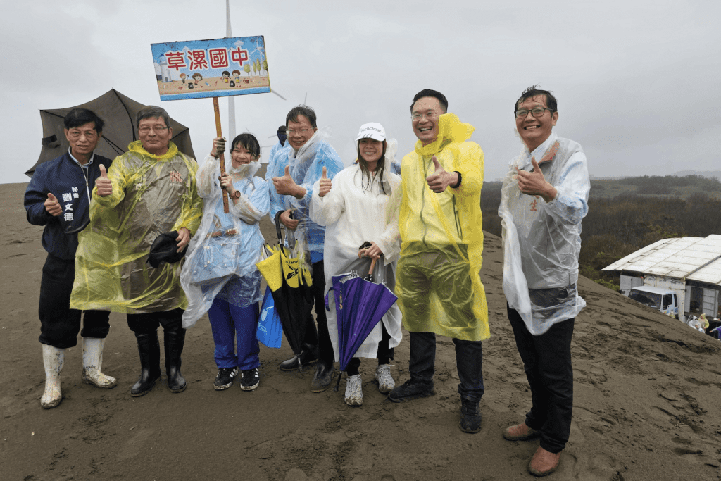 愛地球不畏風雨     草漯沙丘淨灘活動     千人熱情守護海洋生態