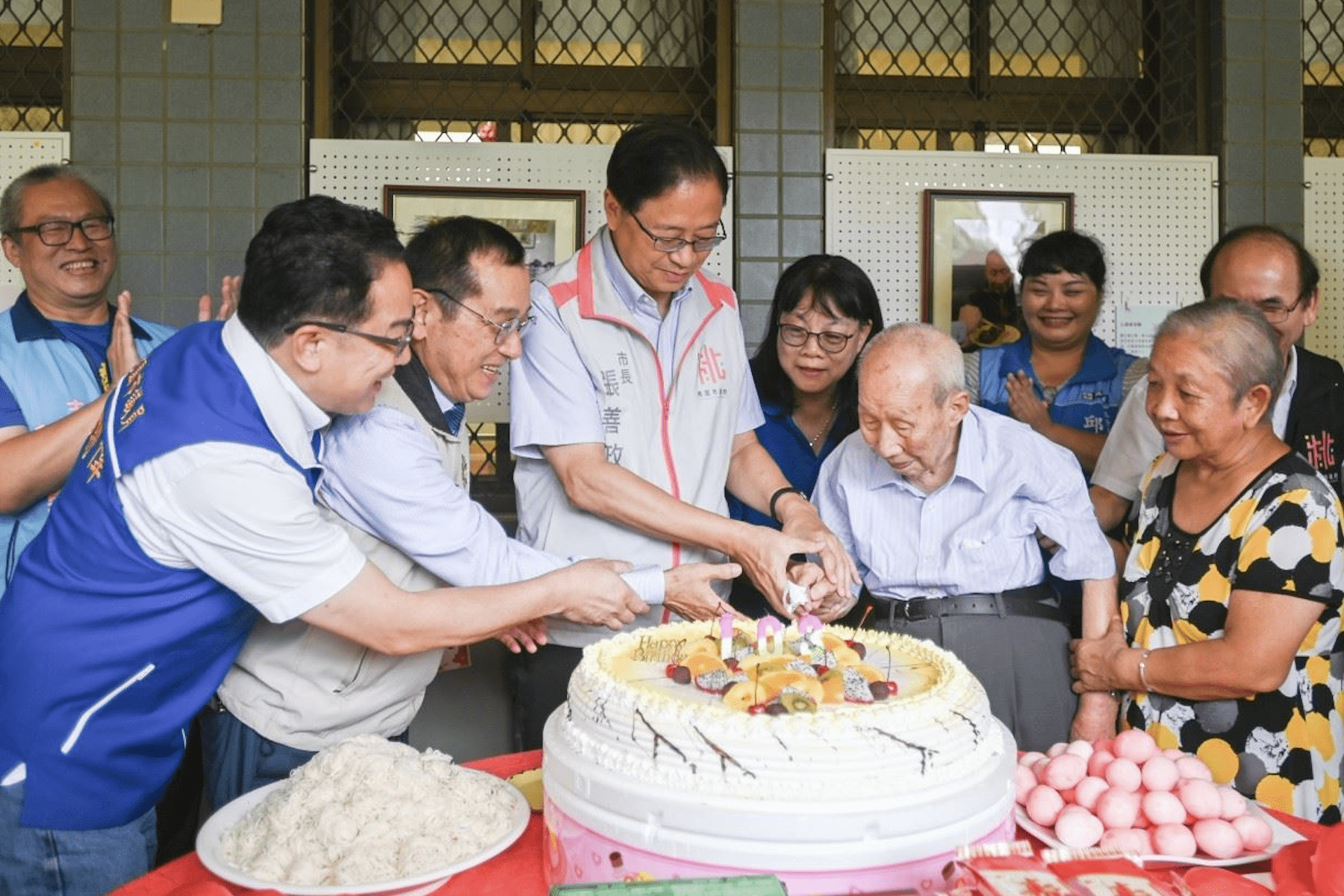 桃園重陽獻禮     張善政親贈百歲人瑞金戒指、金箔畫獎牌獻祝福