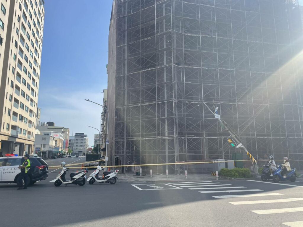 營業大貨車吊臂未放平自撞號誌桿　警到場疏導管制