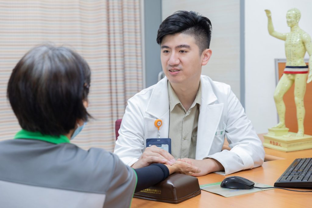 更年期女性長期偏頭痛影響生活品質  中醫調理助改善