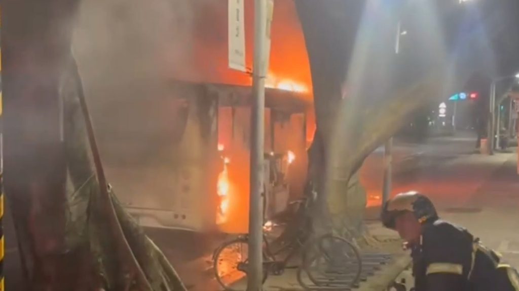 影音/北市262路電動公車突冒濃煙　乘客疏散完整車燒成火球