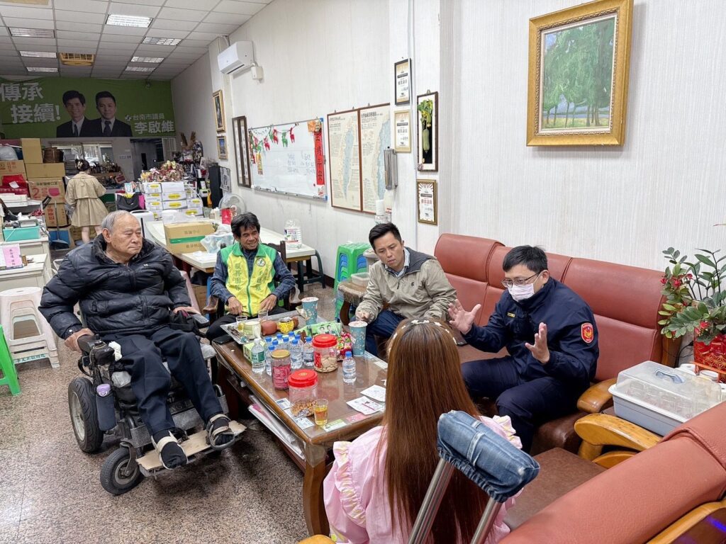 身障人士向議員李啟維反應領彩卷造成的交通問題政府應有配套
