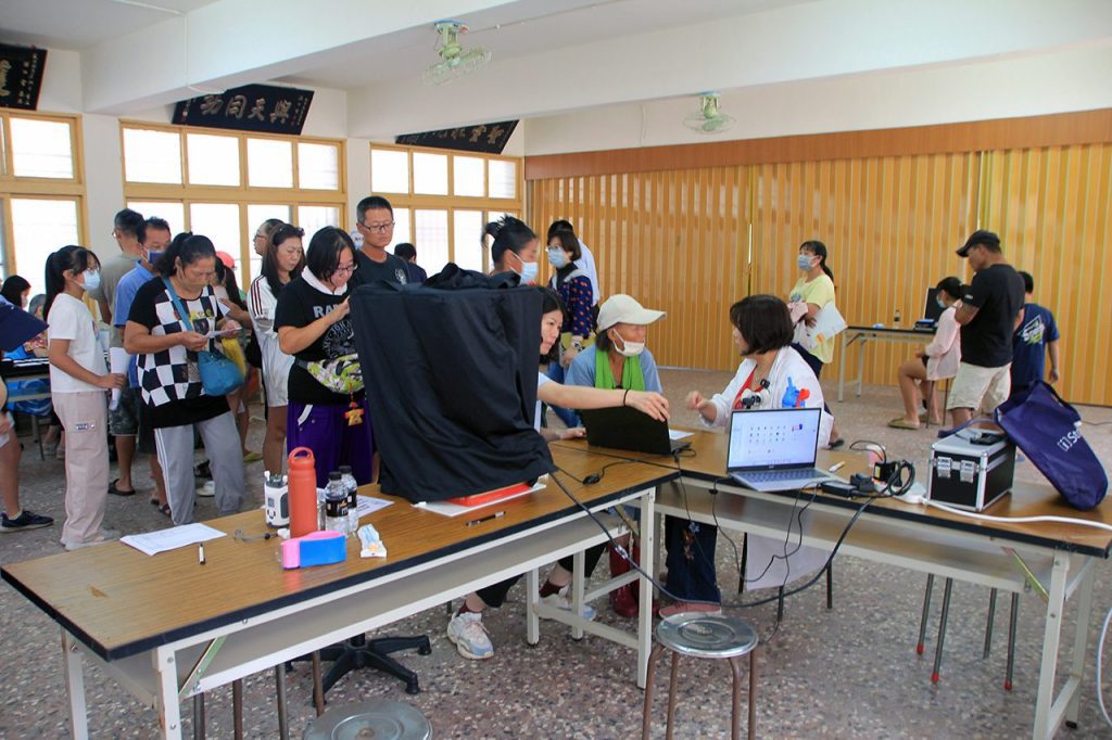 信賴眼科到港口宮義診　15年前受助學生來致謝