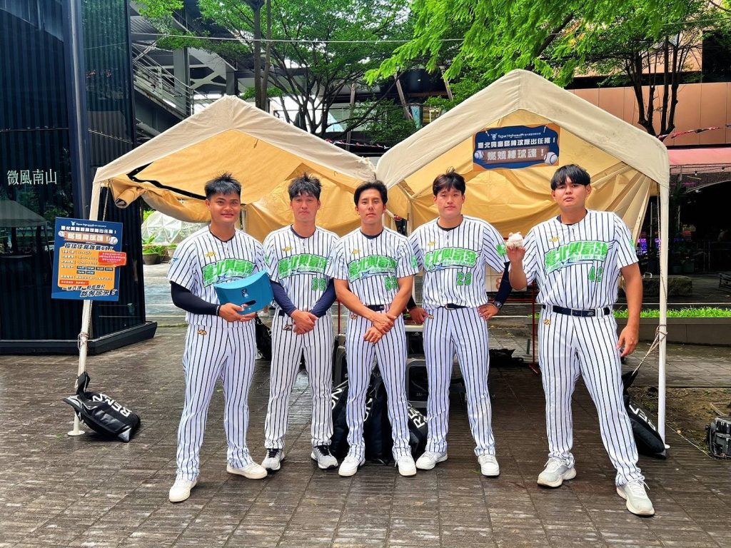 走進人群！臺北興富發棒球隊與球迷面對面嗨玩市集