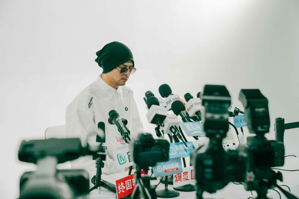 黃明志拍MV想入非非 道歉 崩潰落淚 還脫內褲潛規則