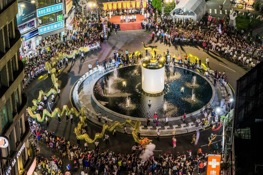 百人巨龍九子陣現身！嘉義城隍夜巡　噴水圓環晚間高潮迭起