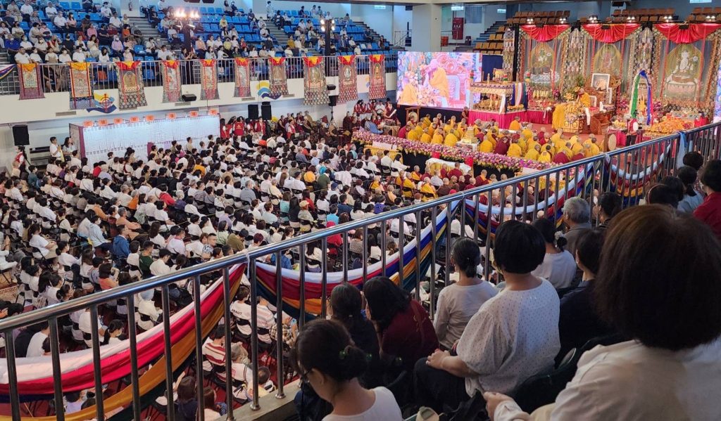 噶舉派嘉察法王-護國息災大法會千人祈願，總統院長賀電肯定宗教穩定社會之力