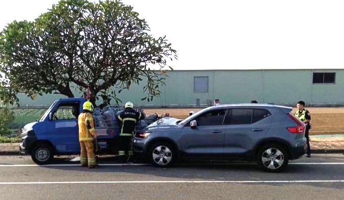 休旅車追撞路旁小貨車 湖內警迅速排除恢復交通順暢