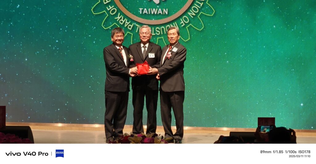中華民國工業區廠商聯合總會卸新任理事長交接　第10屆理事長由許正雲接任