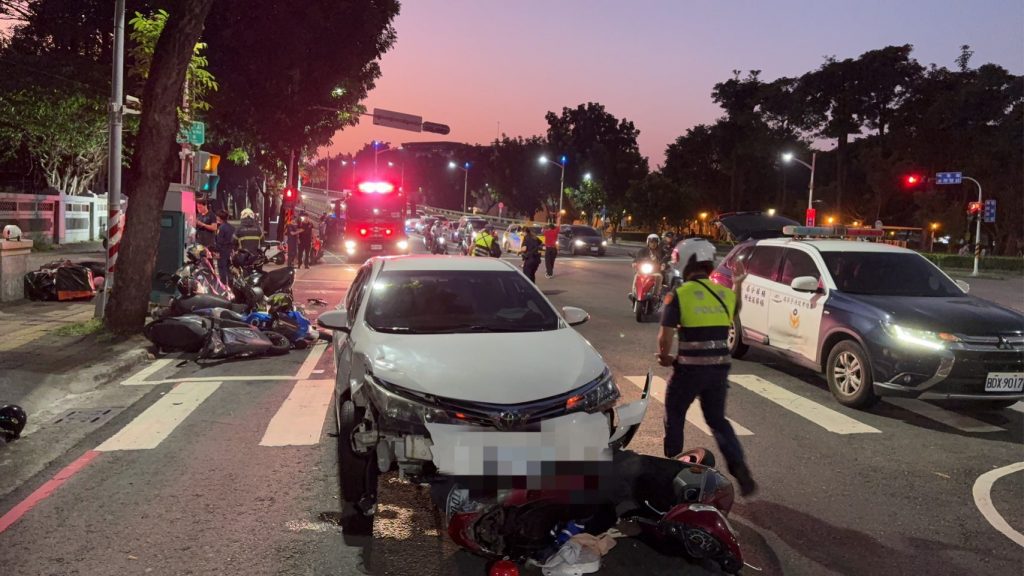 7旬翁開車擦撞機車再衝待轉8車     釀1死8傷