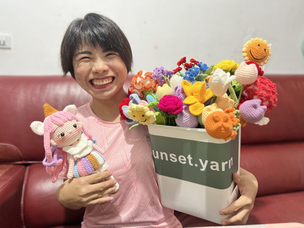 新住民在台灣｜阮芊芊：白天在工廠、下班衝火鍋店，在夾縫裡用「編織」療癒人生