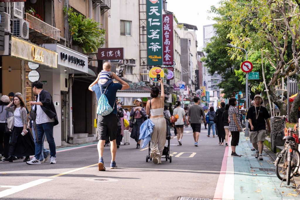 永康街街頭漫步成風景 假日管制區人本交通獲讚