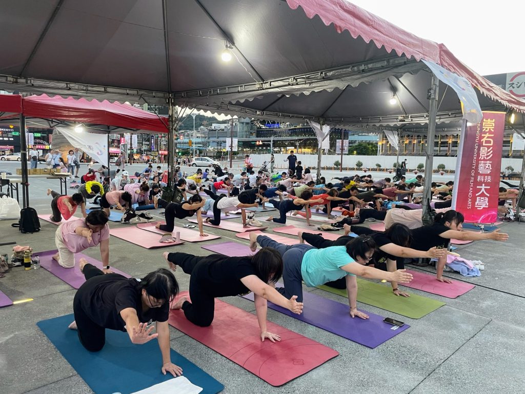 基隆港畔徜徉音樂瑜珈　200份瑜珈墊相送民眾體驗療癒時光