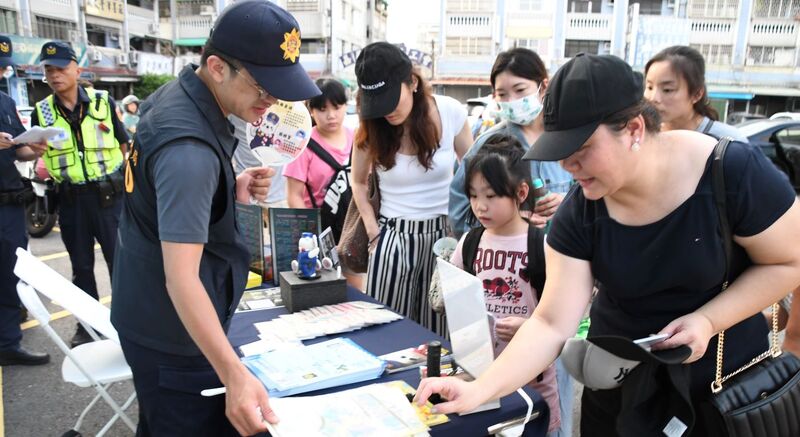 雲門舞集嘉義演出 警方識詐宣導送暖貼心小物