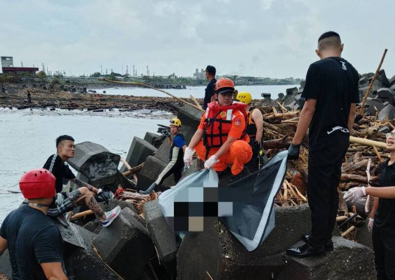 高雄林園港嘴消波塊驚現大體 海巡、警消聯手處理