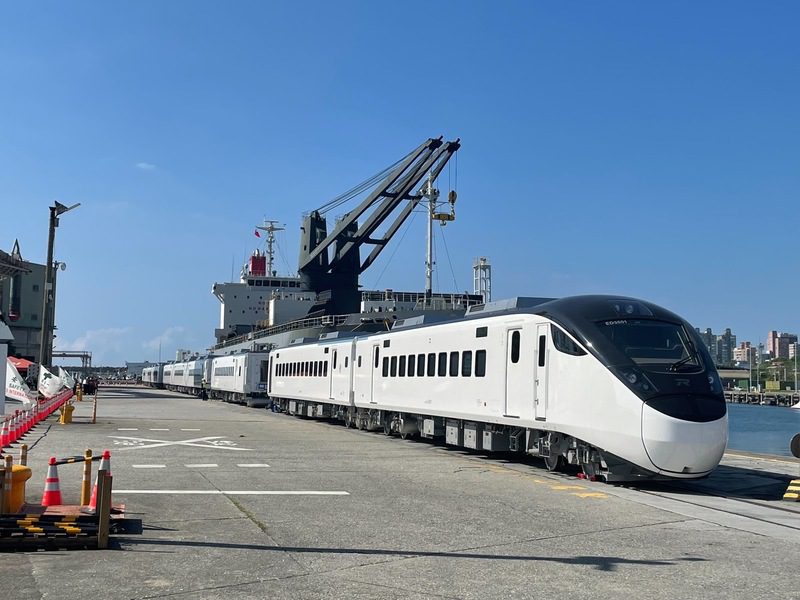 600輛新自強號EMU3000型列車完成花蓮港卸載 港鐵合作助力台灣鐵路運能提升