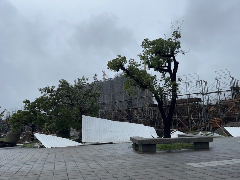 颱風登陸首當其衝 小港森林公園周邊許多路樹傾倒 運動中心鷹架傾斜圍籬飛走了