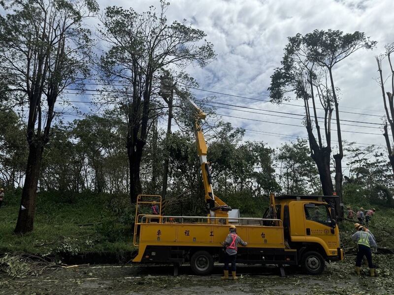 「高雄停電大災後，九成五復電！陳其邁督戰災後搶修進度」