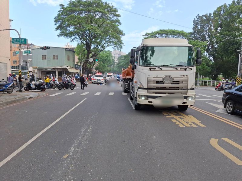 2部機車擦撞  後方騎士失控撞擊左側大型車，機車駕駛不治