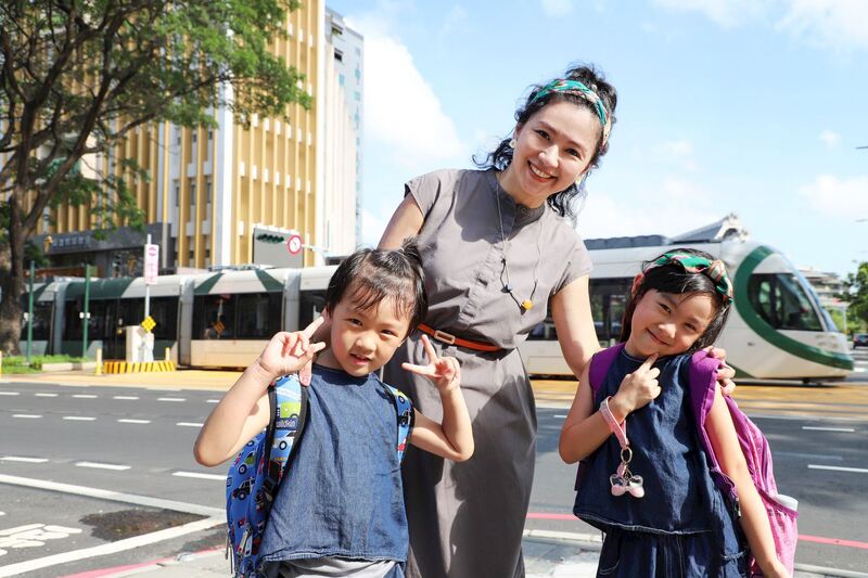 Summer攜雙胞胎拍宣導片 高市府打造行人友善交通環境